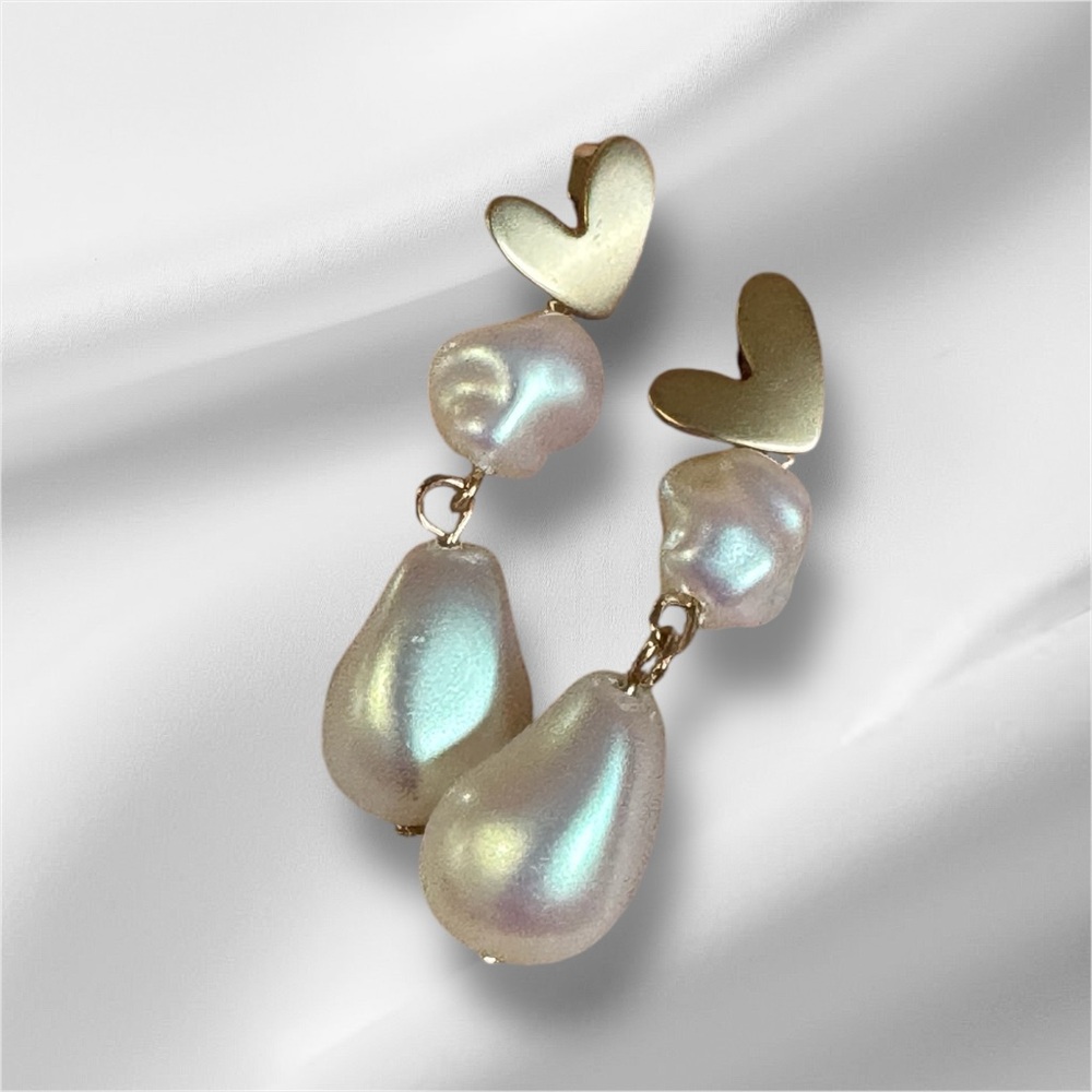 Pearl with heart studs earrings